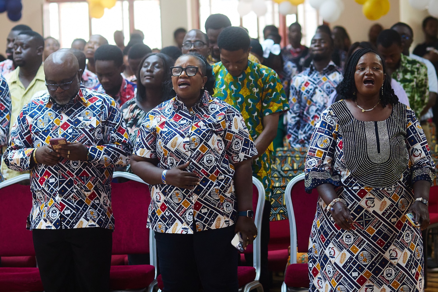 Community wearing the commemorative cloth